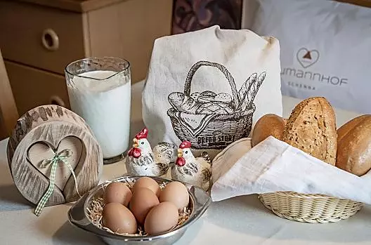 Dagelijks verse eieren van onze kippen, verse melk van onze koeien en vers brood van de bakker in het dorp.