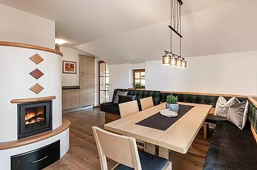 De keuken in vakantiewoning Wiesenruh met rechtstreekse toegang tot het terras met ochtendzon.