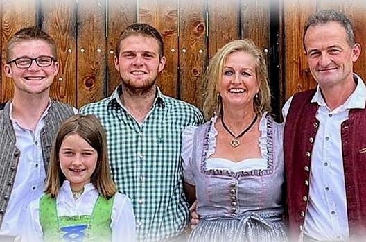 Max, Angelika, Daniel, Elias en Sarah (van rechts naar links) kijken uit naar jullie komst.