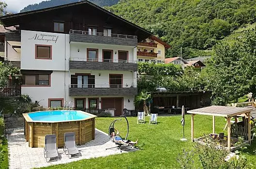 Vakantie vieren? Dan bent u op de Almbergerhof aan het juiste adres. Volg het voorbeeld van onze boer en zit gewoon lekker in de zon.