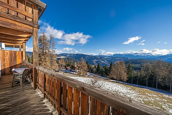 Balkon im Winter mit Blick auf die Dolomiten