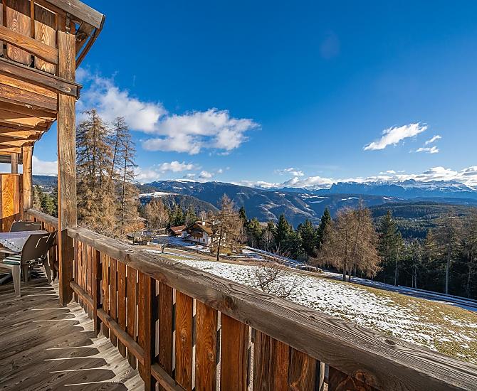 Balkon im Winter mit Blick auf die Dolomiten