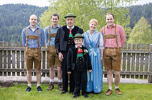 Wij heten u van harte welkom bij ons op de Leitnerhof! Familie Ferdinand en Hildegard Plattner met Michael, Christoph, Manuel en Elias