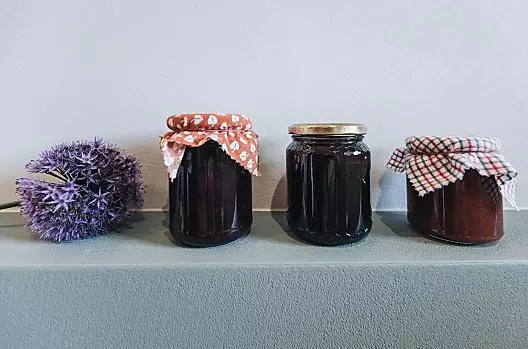 Honing uit eigen imkerij, zelfgemaakte fruitspreads en sappen