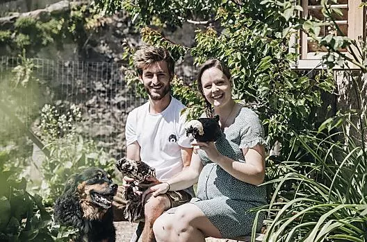 Boer Jörg en boerin Maria met hond Monty