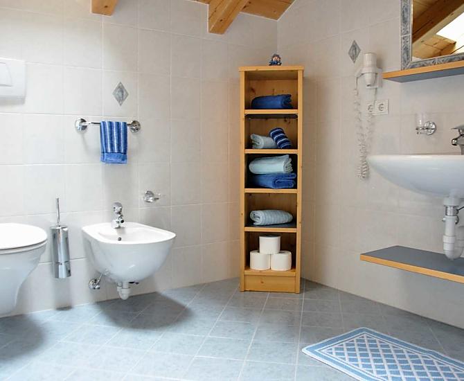 Badezimmer mit Dusche und Bidet