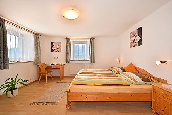 Großes, geräumiges Doppelbettzimmer mit Aussicht.