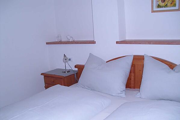 Schlafzimmer mit Massivholzmöbel 