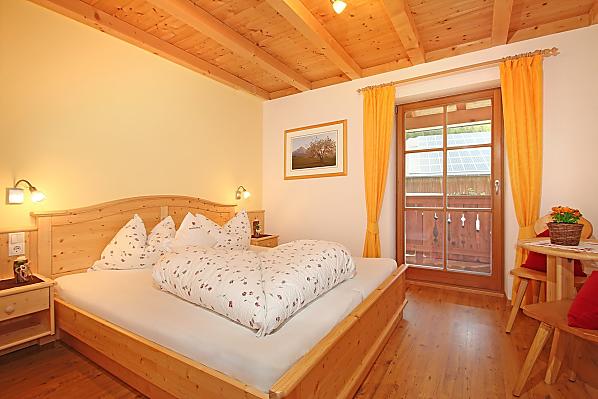 Doppelbettschlafzimmer mit Balkon, Safe und Sat-TV 