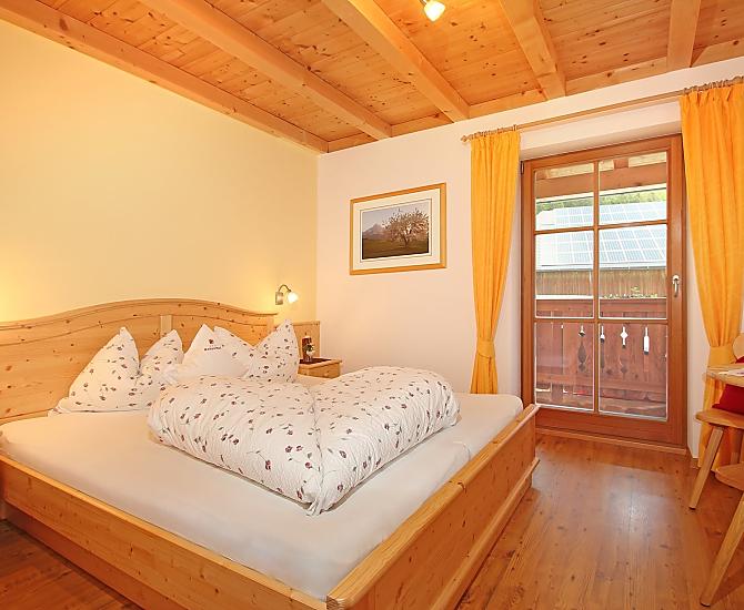 Doppelbettschlafzimmer mit Balkon, Safe und Sat-TV 