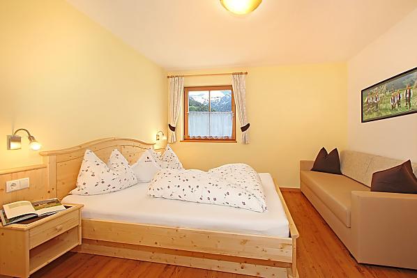 Doppelbettschlafzimmer mit Schlafsofa für eine dritte Person, Tresor und Blick zum Schlern