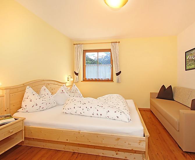 Doppelbettschlafzimmer mit Schlafsofa für eine dritte Person, Tresor und Blick zum Schlern