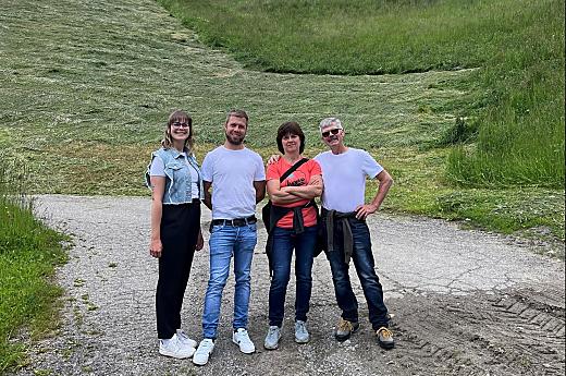 Wij, dat zijn dochter Andrea, zoon en jonge boer Roland, boer Luis en boerin Hildegard, nemen graag de tijd voor een praatje.