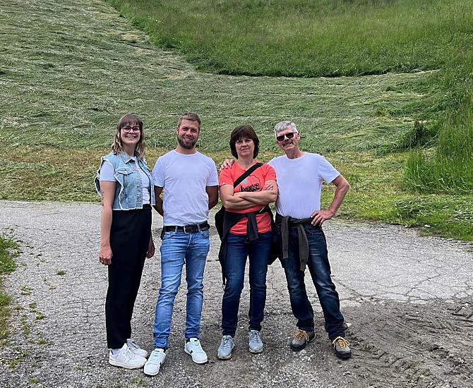 Wij, dat zijn dochter Andrea, zoon en jonge boer Roland, boer Luis en boerin Hildegard, nemen graag de tijd voor een praatje.