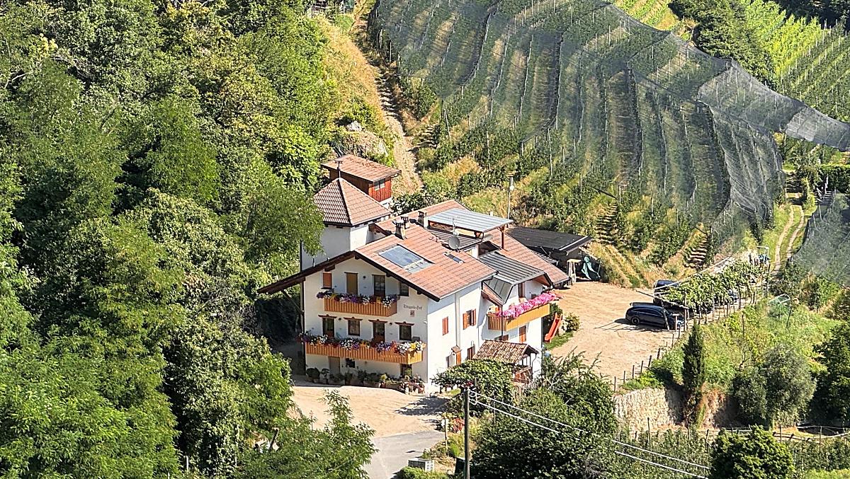 Welkom op de Törggelehof, gelegen op een zonnige en rustige helling boven Lana, vlakbij de kuurstad Meran.