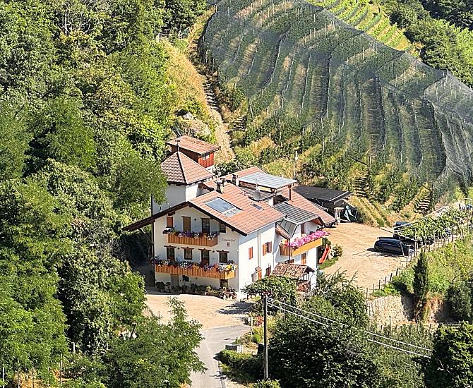 Welkom op de Törggelehof, gelegen op een zonnige en rustige helling boven Lana, vlakbij de kuurstad Meran.