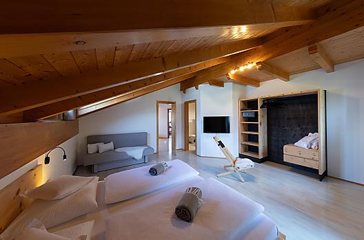 Alle appartementen met een slaapkamer in natuurlijk zirbenhout en ingericht met natuurlijke materialen.