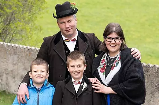 Op de foto ziet u het gastgezin: Klaus en Petra met de twee kinderen Leon en Samuel 
