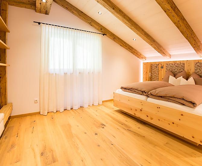 Geräumiges Schlafzimmer aus Zirbenholz