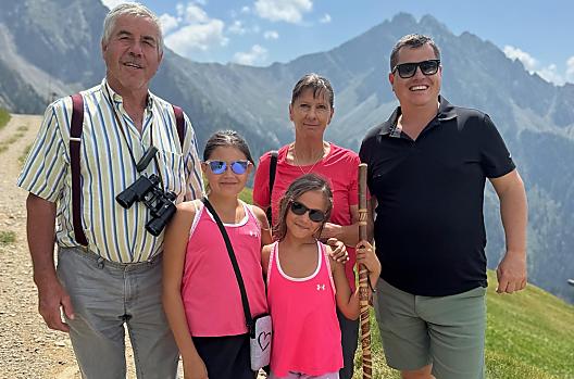 Familie Mair: boer Gregor en boerin Maria, zoon Hannes met de kleinkinderen Julia en Sophia.