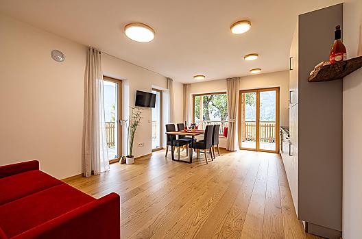 Woonkamer met zuidzicht op de wijngaard – Maruna