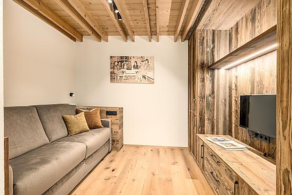 Wohnraum mit Sofa mit Doppelbettfunktion