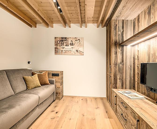 Wohnraum mit Sofa mit Doppelbettfunktion