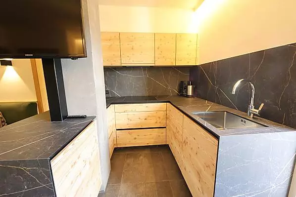 Sehr praktisch eingerichtete Küche im cleanen Stil zwischen Holz und Stein, ausgestattet mit allem, was man so braucht!