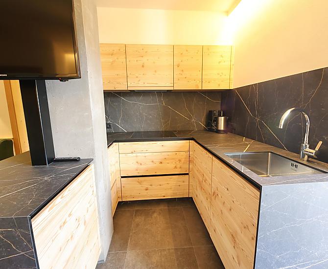 Sehr praktisch eingerichtete Küche im cleanen Stil zwischen Holz und Stein, ausgestattet mit allem, was man so braucht!