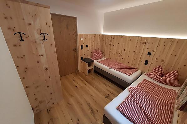 Zweibettzimmer in Zirbe, eventuell zu einem Doppelbett verschiebbar