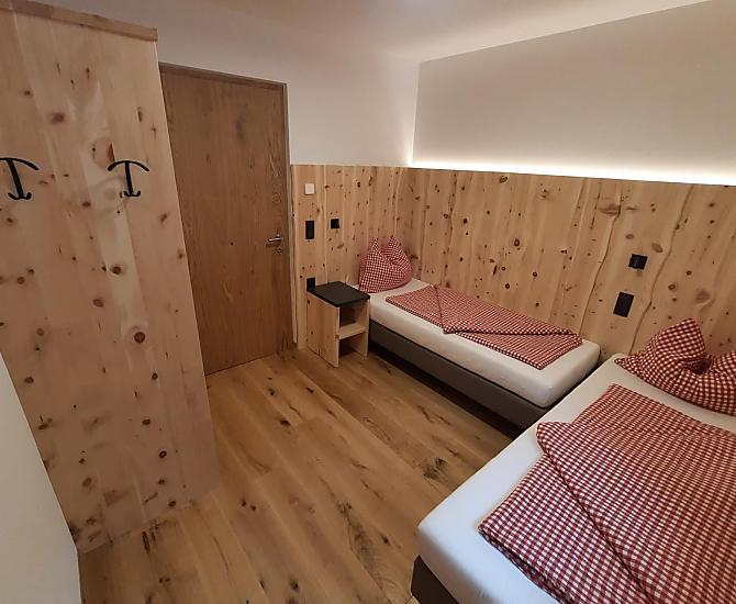 Zweibettzimmer in Zirbe, eventuell zu einem Doppelbett verschiebbar