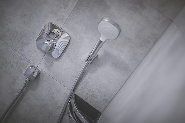 Dusche mit hochwertiger Thermostatregelung, Handbrause und Regenfalldusche