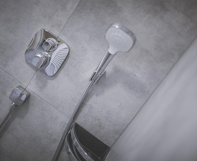 Dusche mit hochwertiger Thermostatregelung, Handbrause und Regenfalldusche