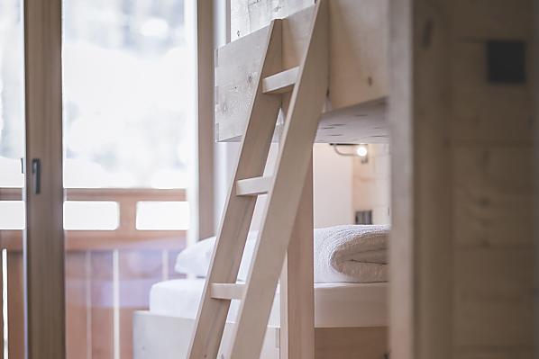 Zimmer mit versetztem Stockbett