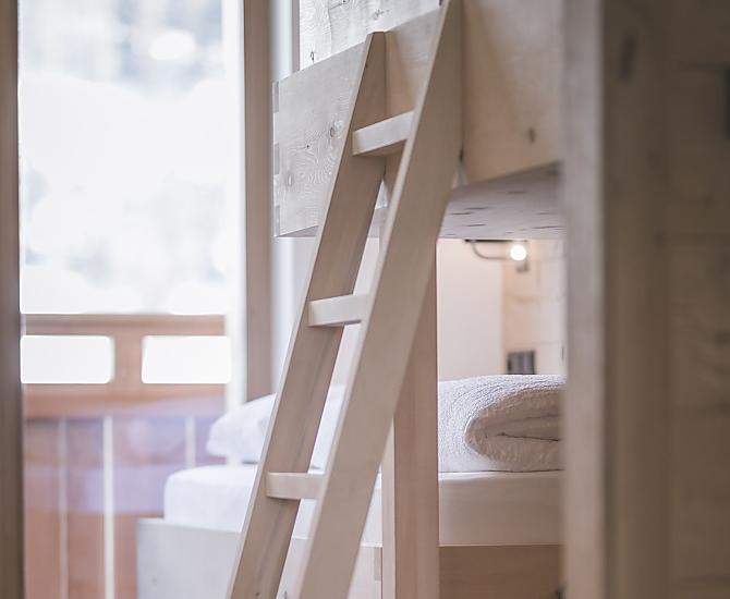 Zimmer mit versetztem Stockbett