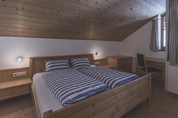 Doppelbettschlafzimmer mit Balkon nach Nordosten