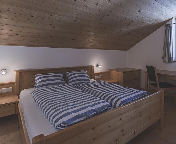 Doppelbettschlafzimmer mit Balkon nach Nordosten