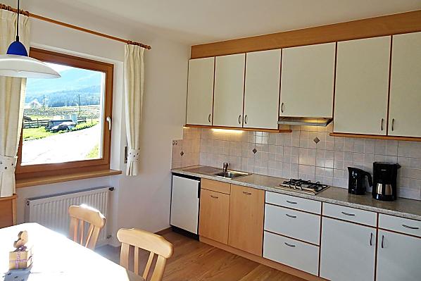 Komplett eingerichteter Küchenblock im Wohnraum mit Spülmaschine, Kaffeemaschine, Wasserkocher und Toaster 