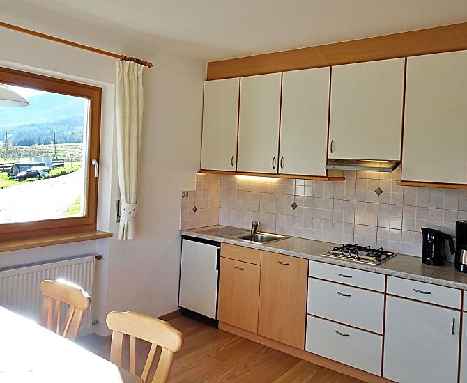 Komplett eingerichteter Küchenblock im Wohnraum mit Spülmaschine, Kaffeemaschine, Wasserkocher und Toaster 