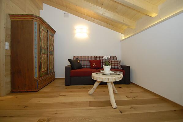 Wohnzimmer mit ausziehbarem Sofa