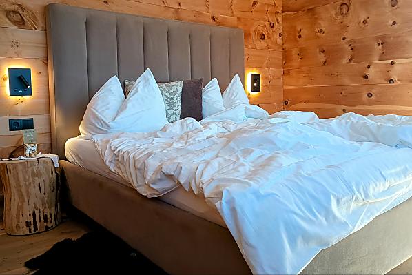 Das wohl einzigartigste Zimmer auf unserem Hof! Der Charme der guten alten Zeit ist in diesem Zirmzimmer allgegenwärtig.