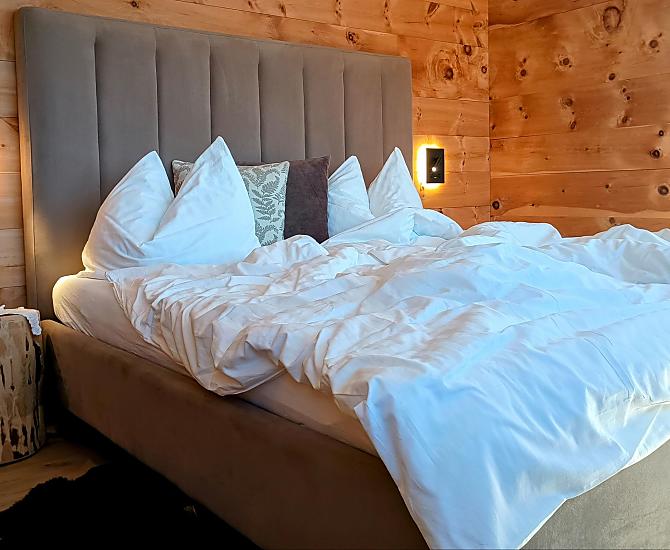 Das wohl einzigartigste Zimmer auf unserem Hof! Der Charme der guten alten Zeit ist in diesem Zirmzimmer allgegenwärtig.