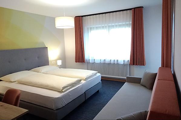 Schlafzimmer mit Balkon Richtung See
