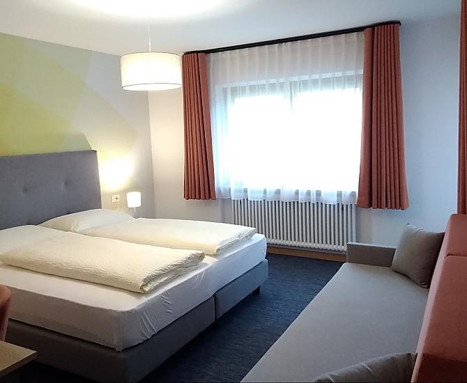 Schlafzimmer mit Balkon Richtung See