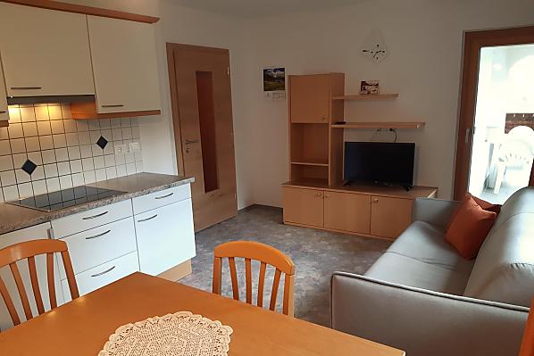 Küche mit Zugang zum Balkon