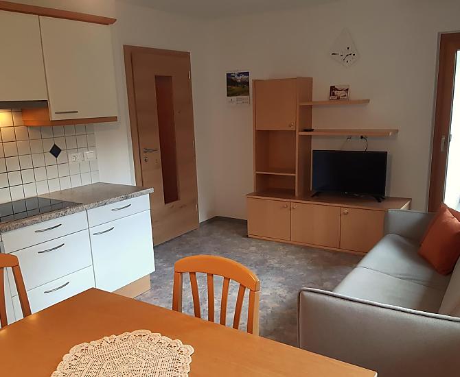 Küche mit Zugang zum Balkon