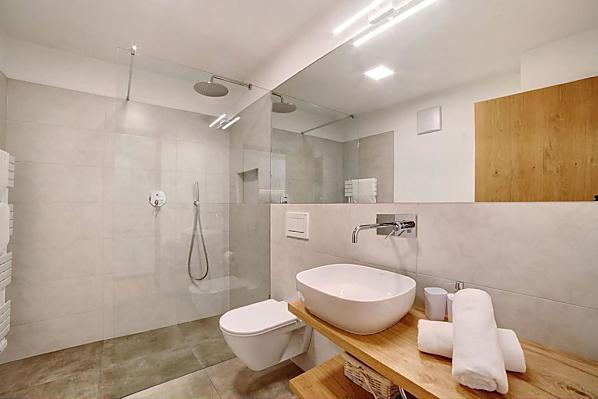 Badezimmer mit ebenerdiger Dusche