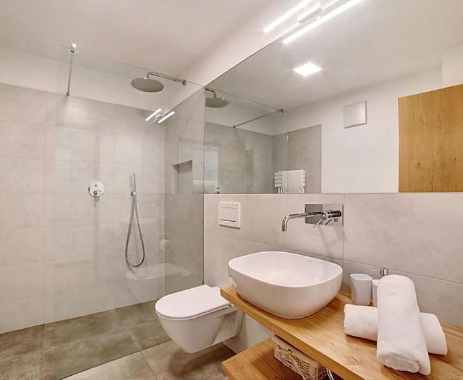 Badezimmer mit ebenerdiger Dusche