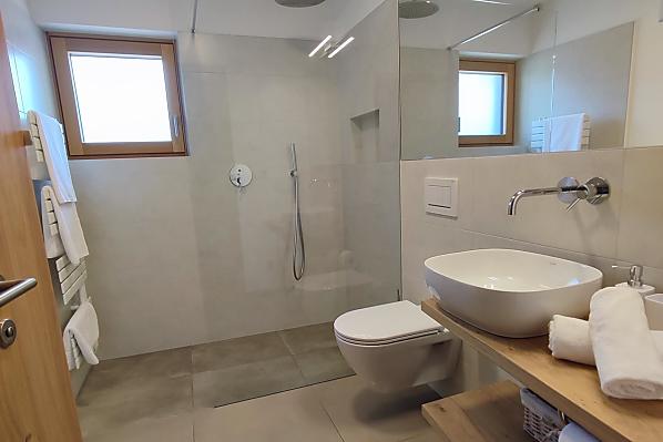 Badezimmer mit ebenerdiger Dusche