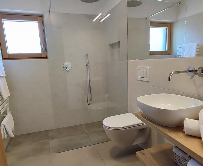 Badezimmer mit ebenerdiger Dusche